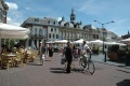 Marktplatz und Rathaus im Sommer